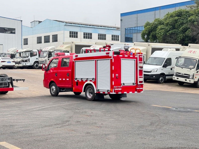 东风途逸蓝牌小型1吨水罐消防车